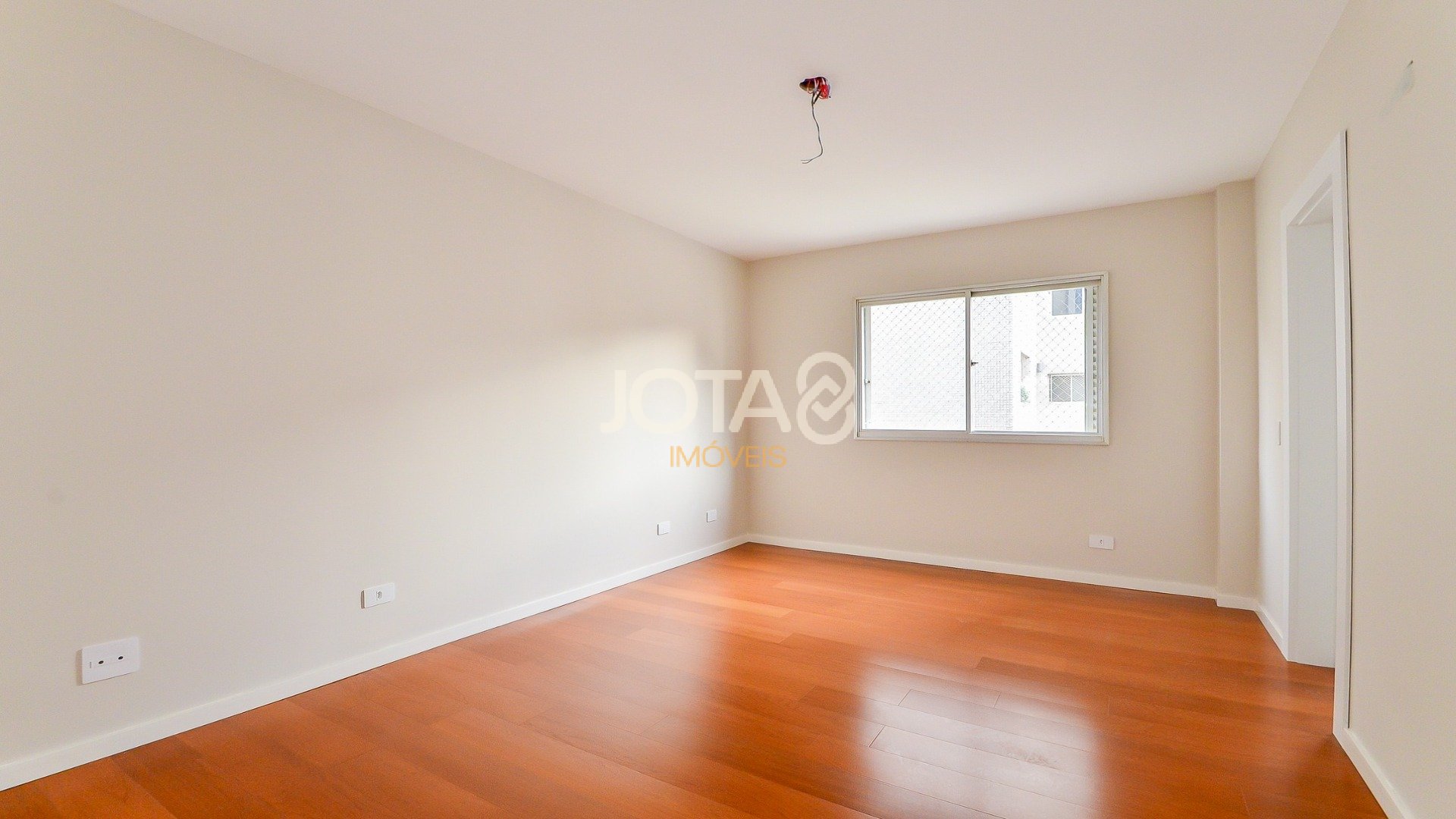 APARTAMENTO REFORMADO DE 4 QUARTOS NO BATEL