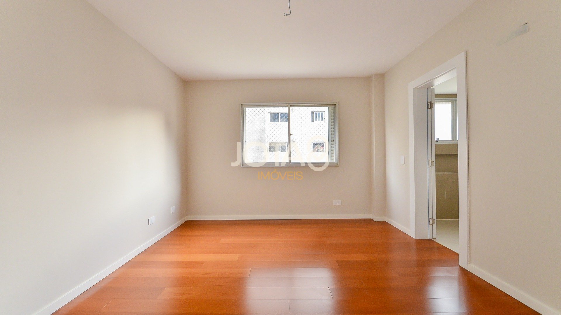 APARTAMENTO REFORMADO DE 4 QUARTOS NO BATEL