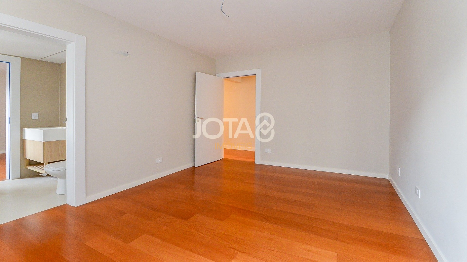APARTAMENTO REFORMADO DE 4 QUARTOS NO BATEL