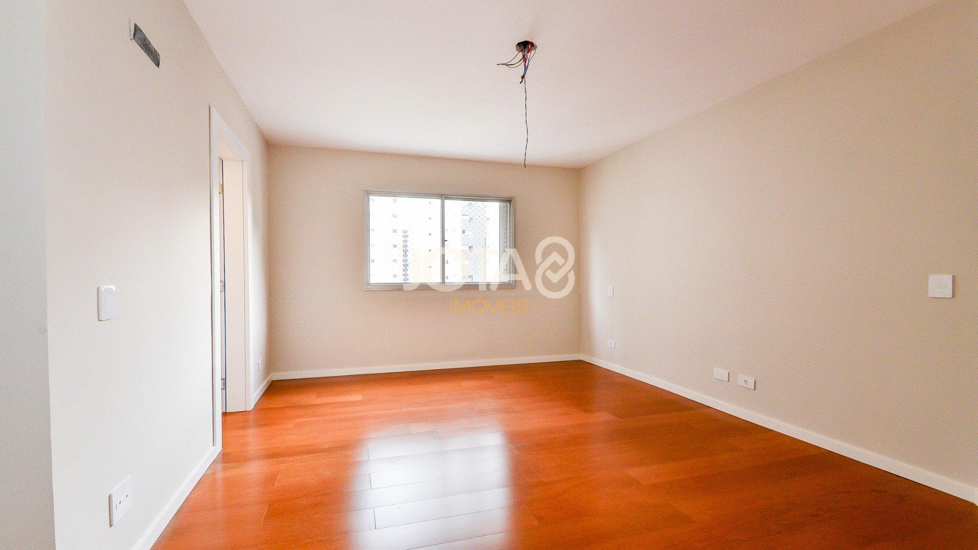 APARTAMENTO REFORMADO DE 4 QUARTOS NO BATEL