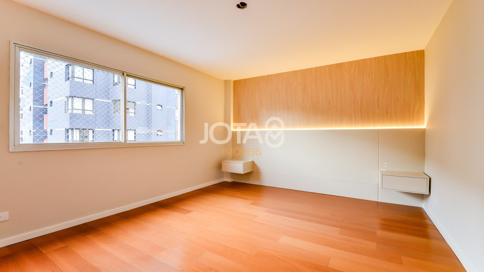 APARTAMENTO REFORMADO DE 4 QUARTOS NO BATEL