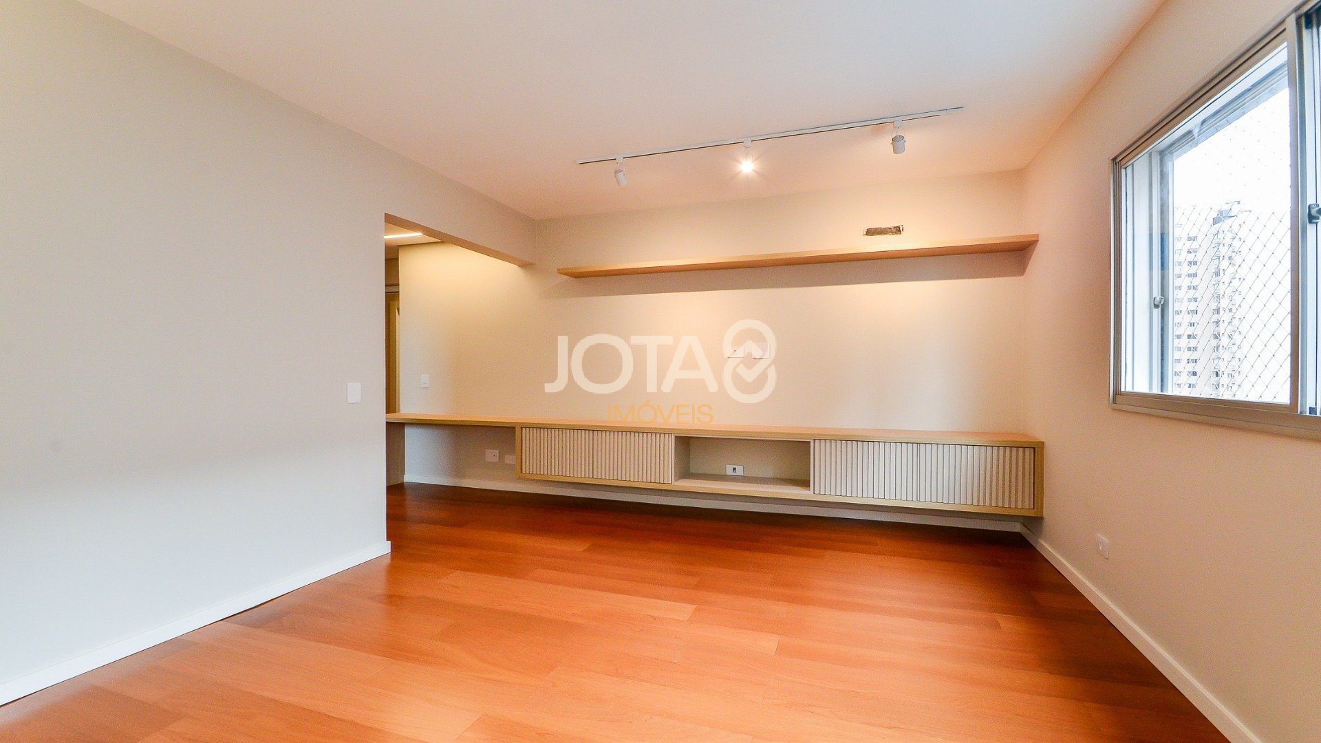 APARTAMENTO REFORMADO DE 4 QUARTOS NO BATEL