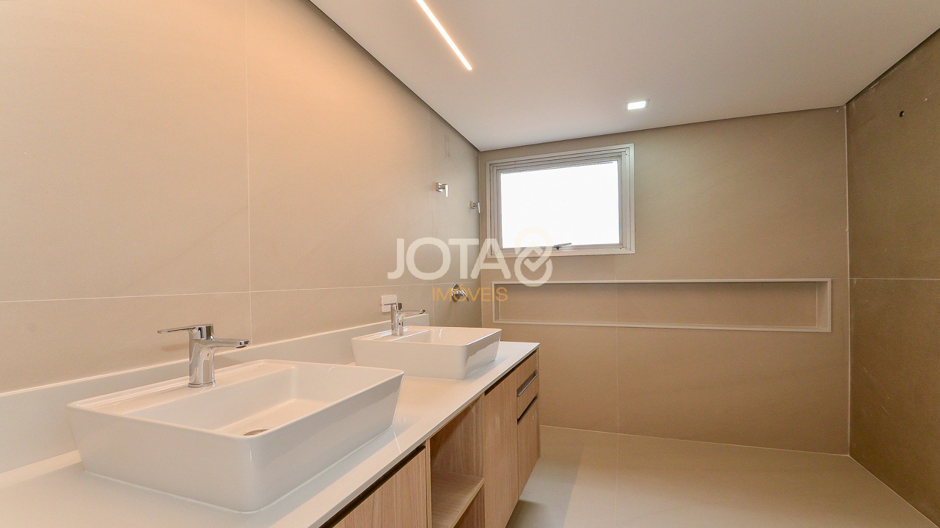 APARTAMENTO REFORMADO DE 4 QUARTOS NO BATEL