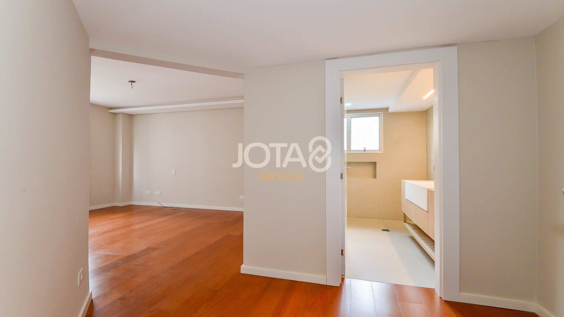 APARTAMENTO REFORMADO DE 4 QUARTOS NO BATEL