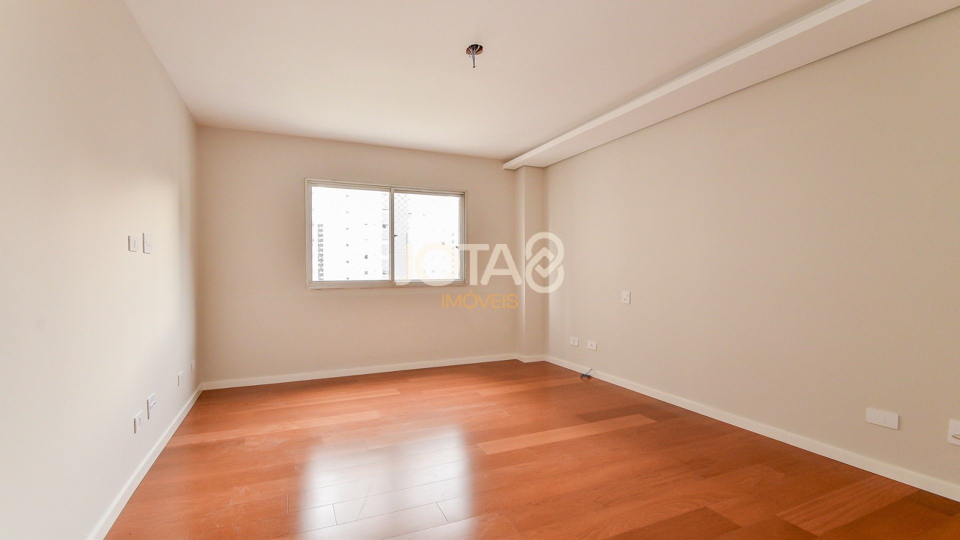 APARTAMENTO REFORMADO DE 4 QUARTOS NO BATEL