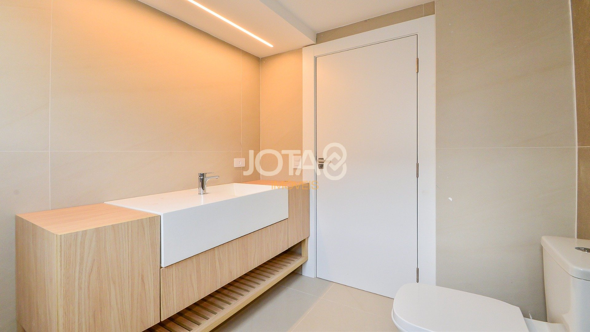 APARTAMENTO REFORMADO DE 4 QUARTOS NO BATEL