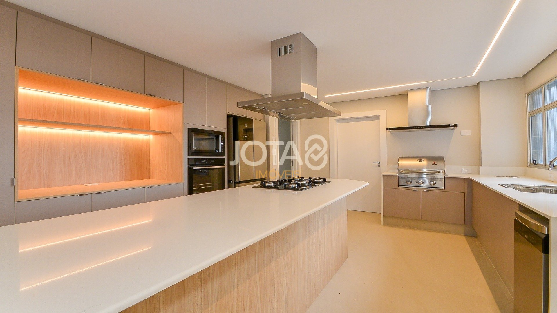 APARTAMENTO REFORMADO DE 4 QUARTOS NO BATEL