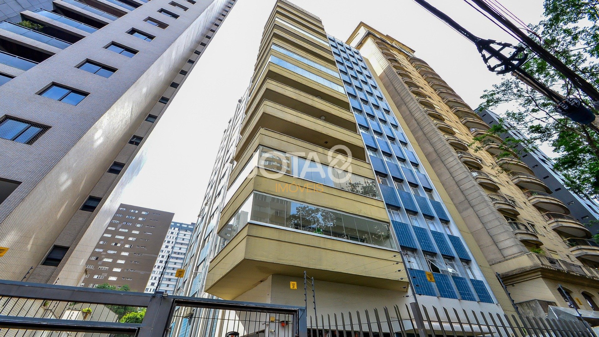 APARTAMENTO REFORMADO DE 4 QUARTOS NO BATEL
