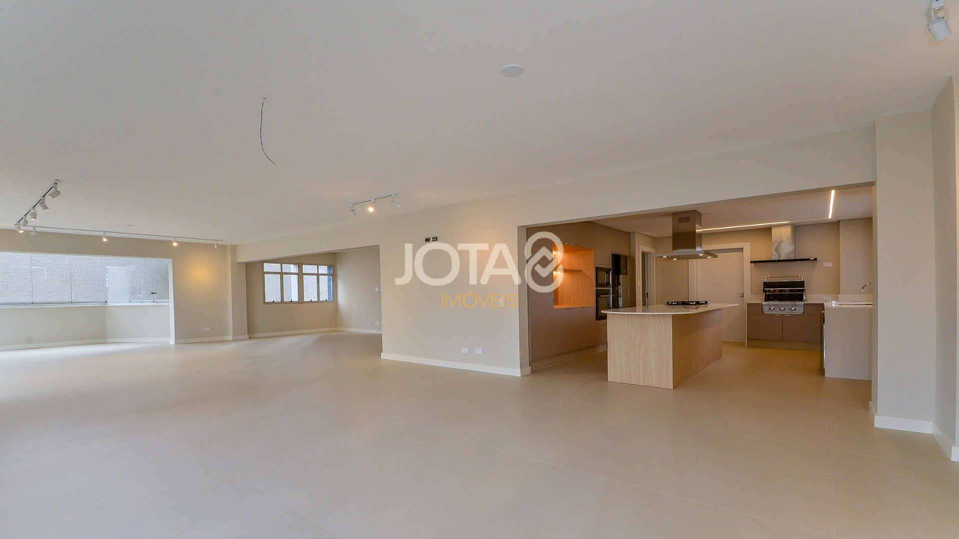 APARTAMENTO REFORMADO DE 4 QUARTOS NO BATEL