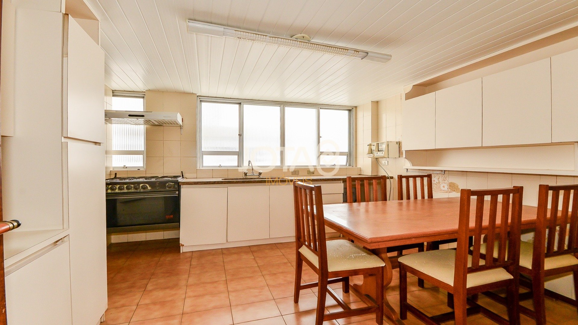 APARTAMENTO EM CONDOMÍNIO CLUBE NO AHÚ