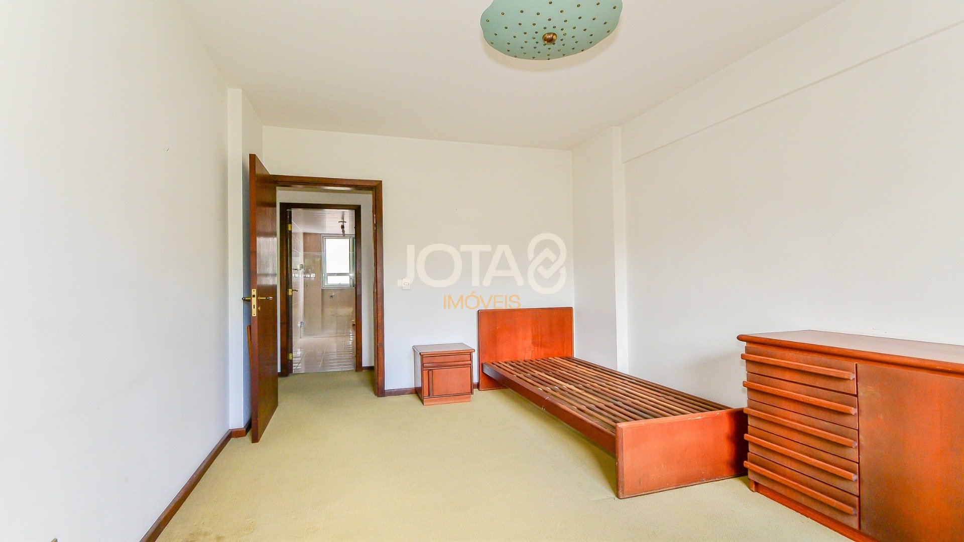 APARTAMENTO EM CONDOMÍNIO CLUBE NO AHÚ