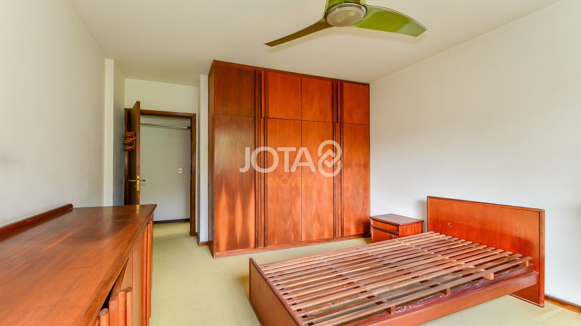 APARTAMENTO EM CONDOMÍNIO CLUBE NO AHÚ