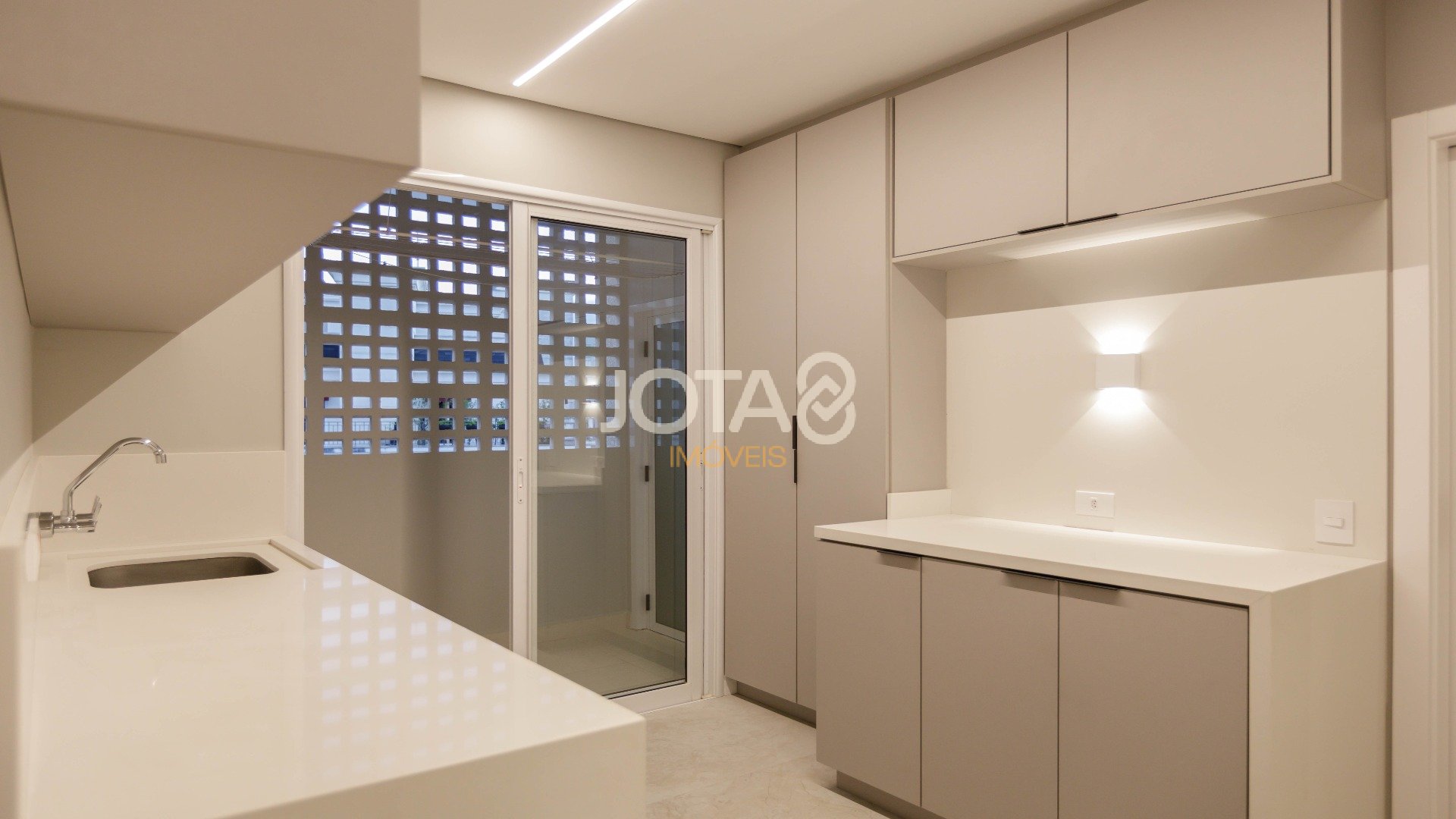 SOFISTICADO APARTAMENTO COM 3 SUÍTES NO CONDOMÍNIO CLUBE THE ISLAND