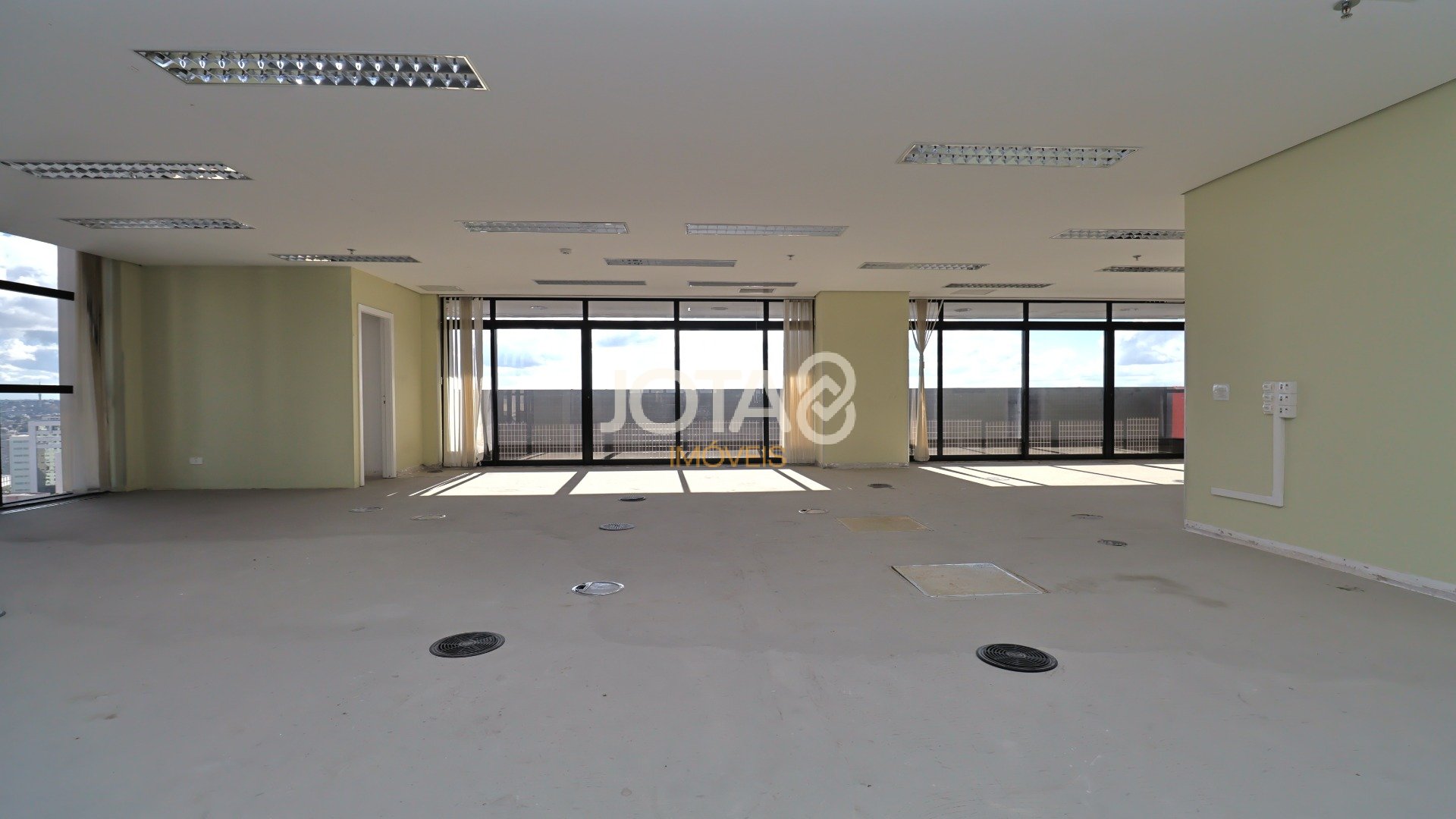 SALA COMERCIAL DE 173,2 M² NO CENTRO EMPRESARIAL NA AV JOÃO GUALBERTO