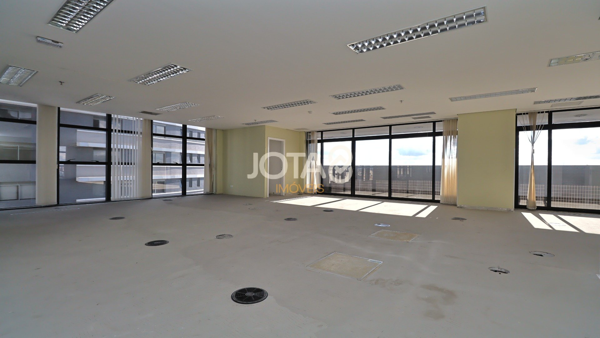 SALA COMERCIAL DE 173,2 M² NO CENTRO EMPRESARIAL NA AV JOÃO GUALBERTO