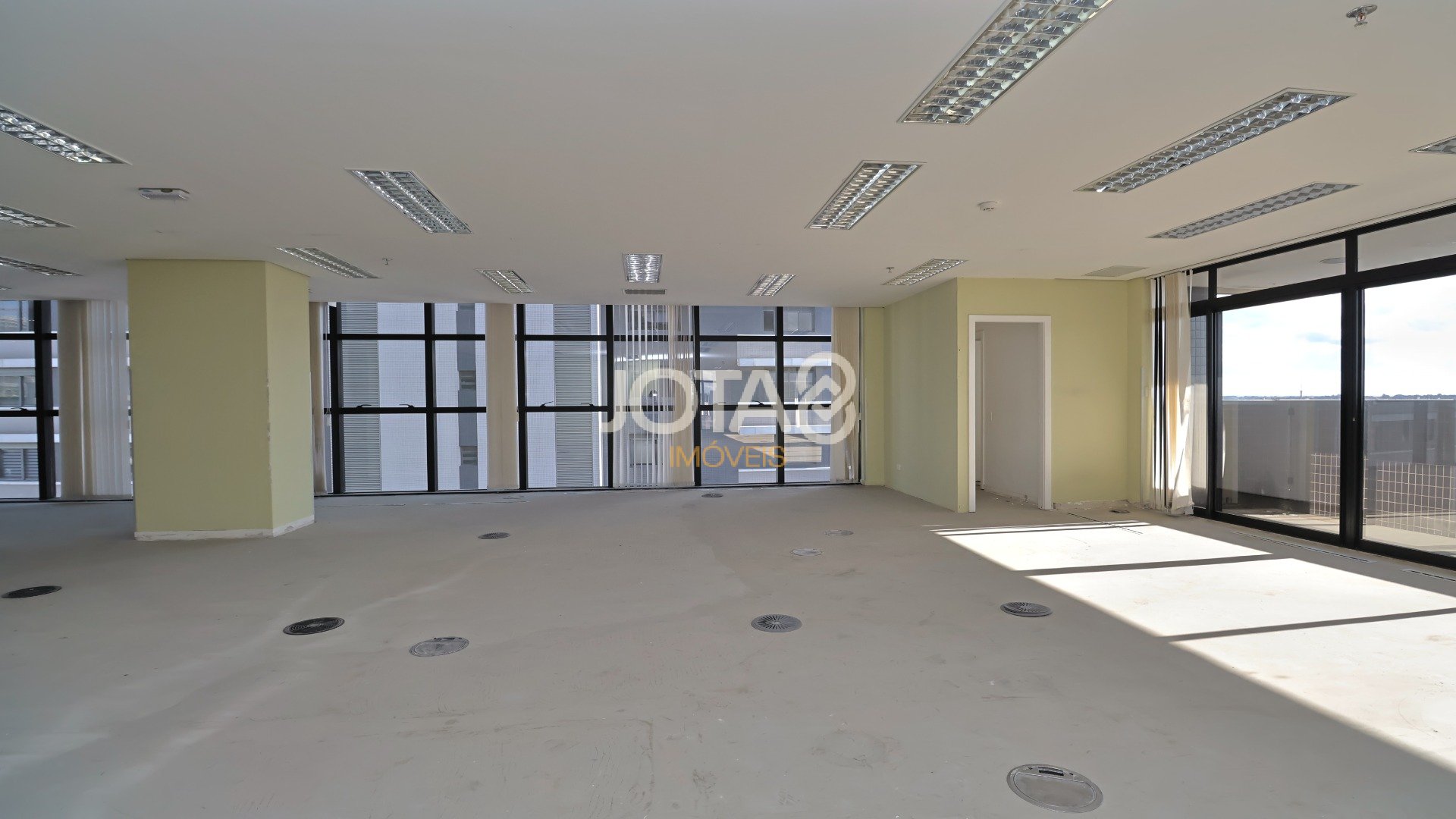 SALA COMERCIAL DE 173,2 M² NO CENTRO EMPRESARIAL NA AV JOÃO GUALBERTO