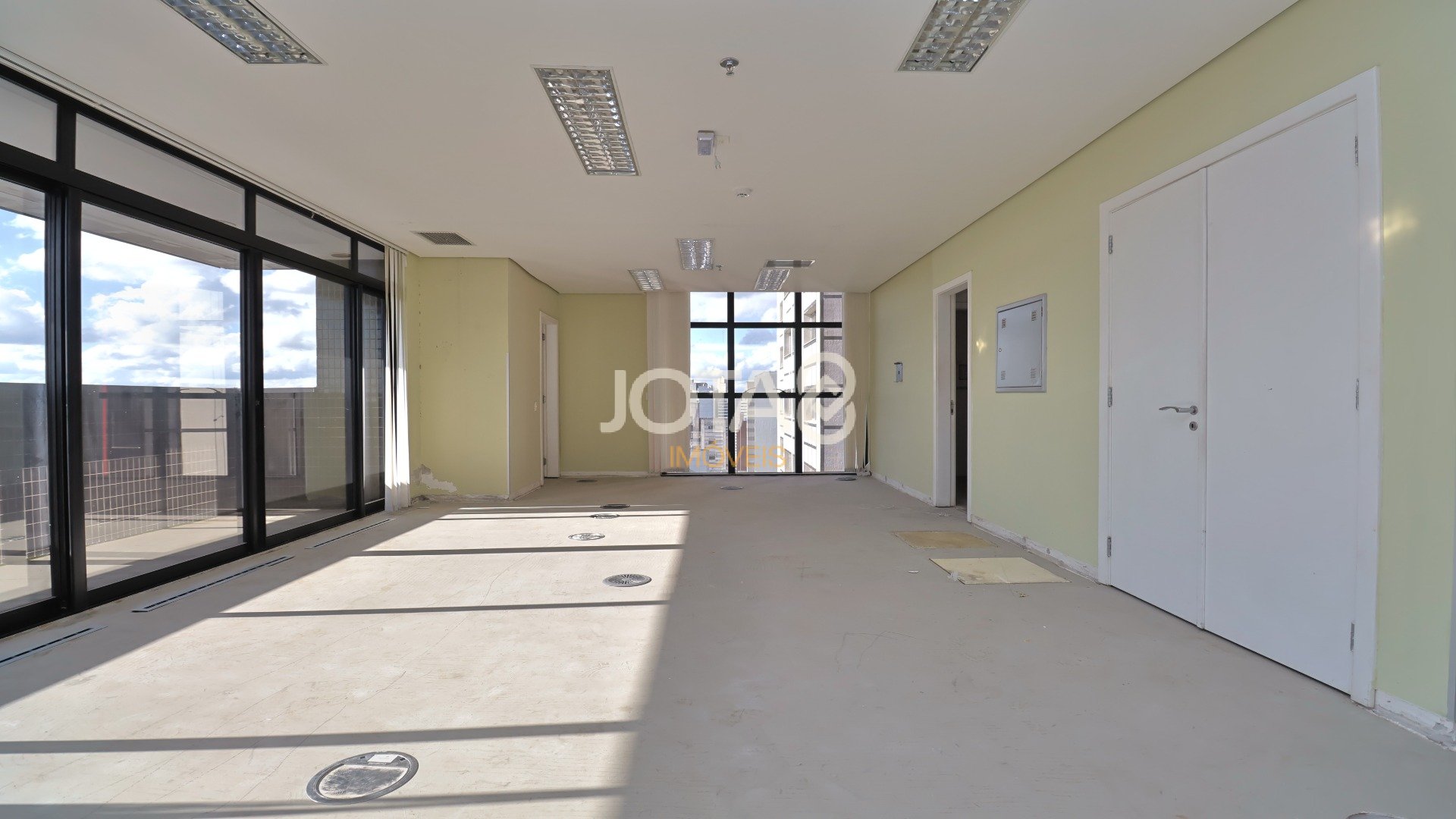 SALA COMERCIAL DE 173,2 M² NO CENTRO EMPRESARIAL NA AV JOÃO GUALBERTO