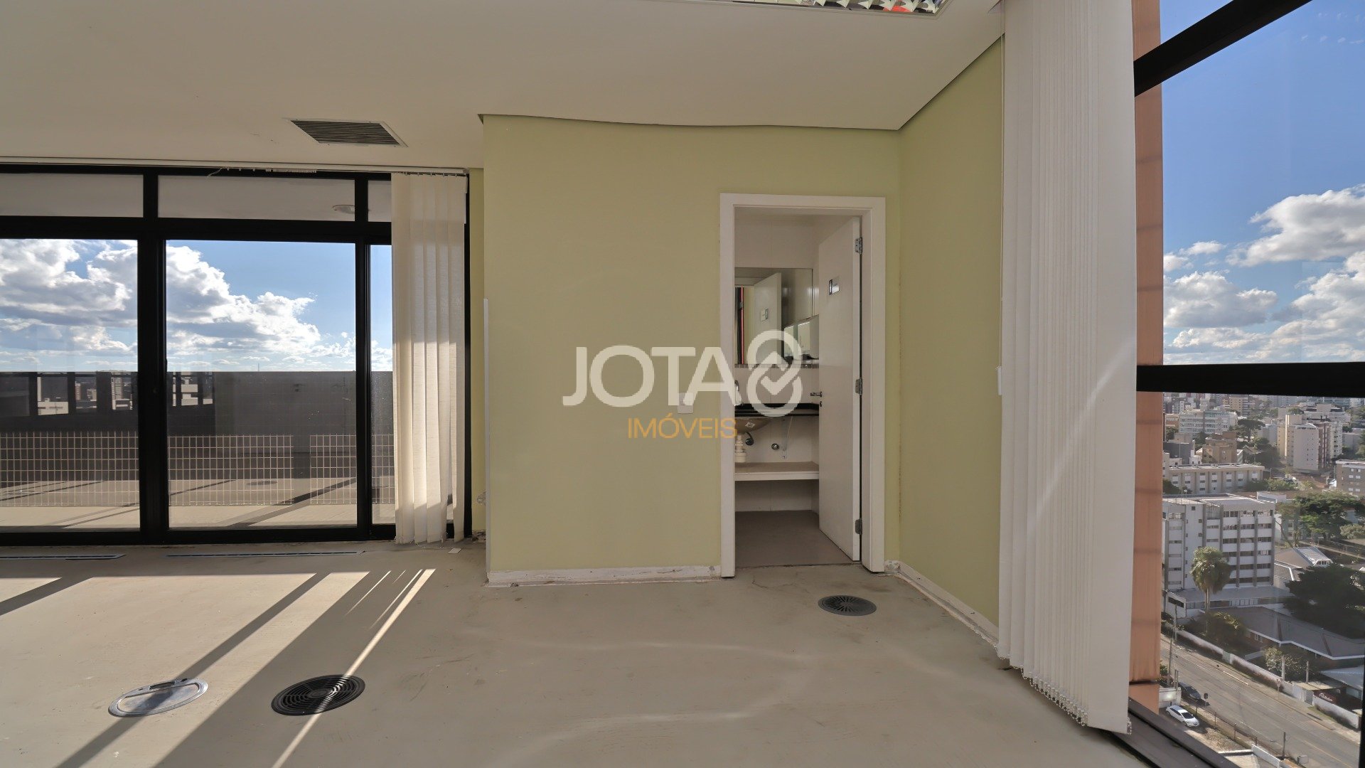 SALA COMERCIAL DE 173,2 M² NO CENTRO EMPRESARIAL NA AV JOÃO GUALBERTO