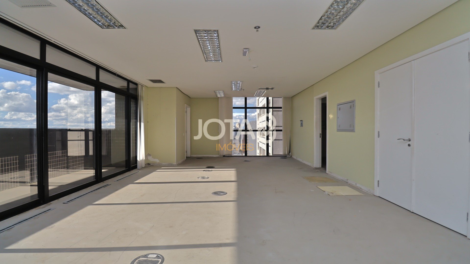 SALA COMERCIAL DE 173,2 M² NO CENTRO EMPRESARIAL NA AV JOÃO GUALBERTO