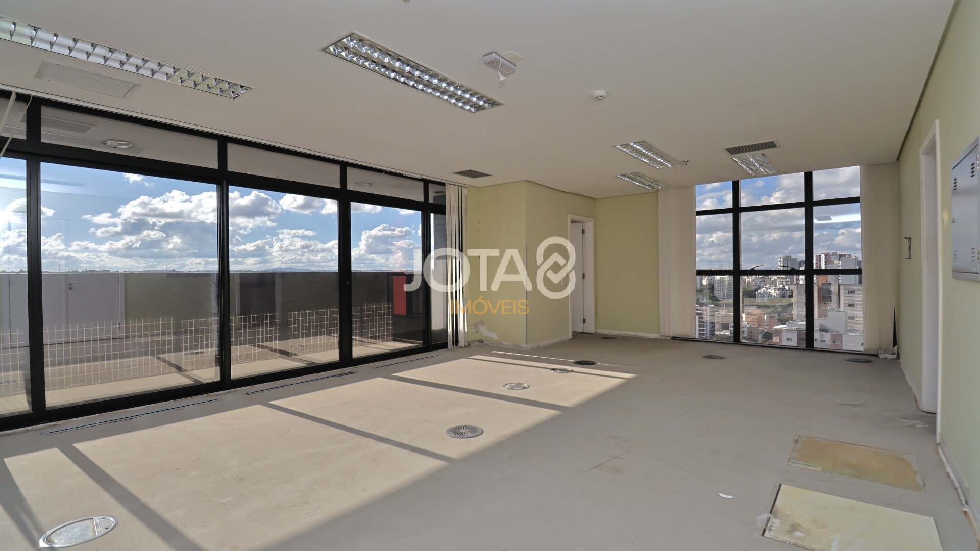 SALA COMERCIAL DE 173,2 M² NO CENTRO EMPRESARIAL NA AV JOÃO GUALBERTO