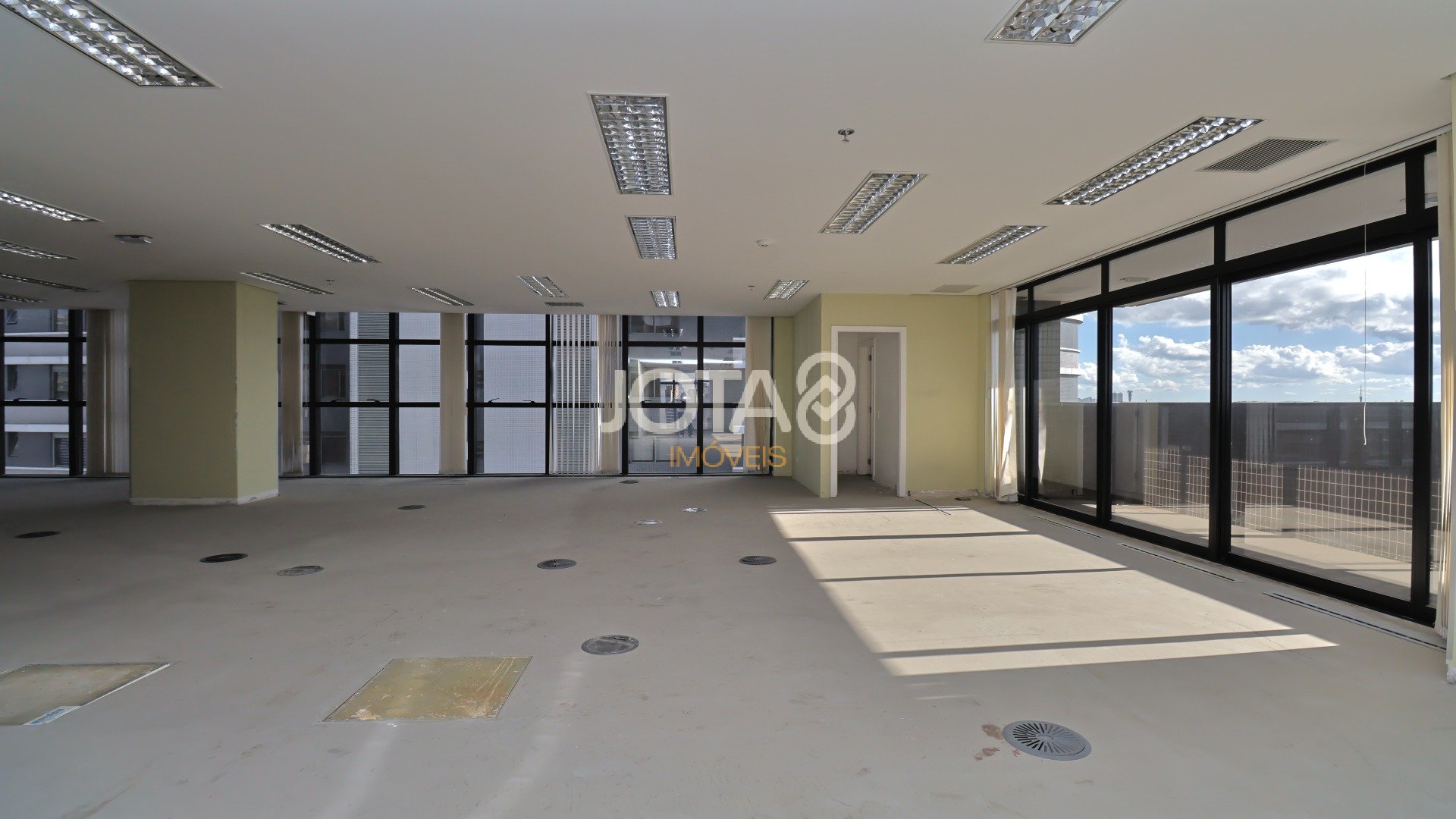 SALA COMERCIAL DE 173,2 M² NO CENTRO EMPRESARIAL NA AV JOÃO GUALBERTO