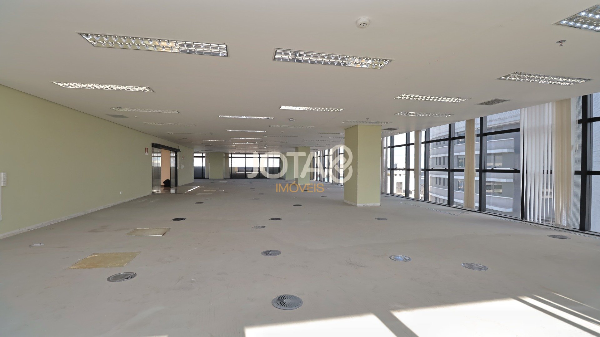 SALA COMERCIAL DE 173,2 M² NO CENTRO EMPRESARIAL NA AV JOÃO GUALBERTO