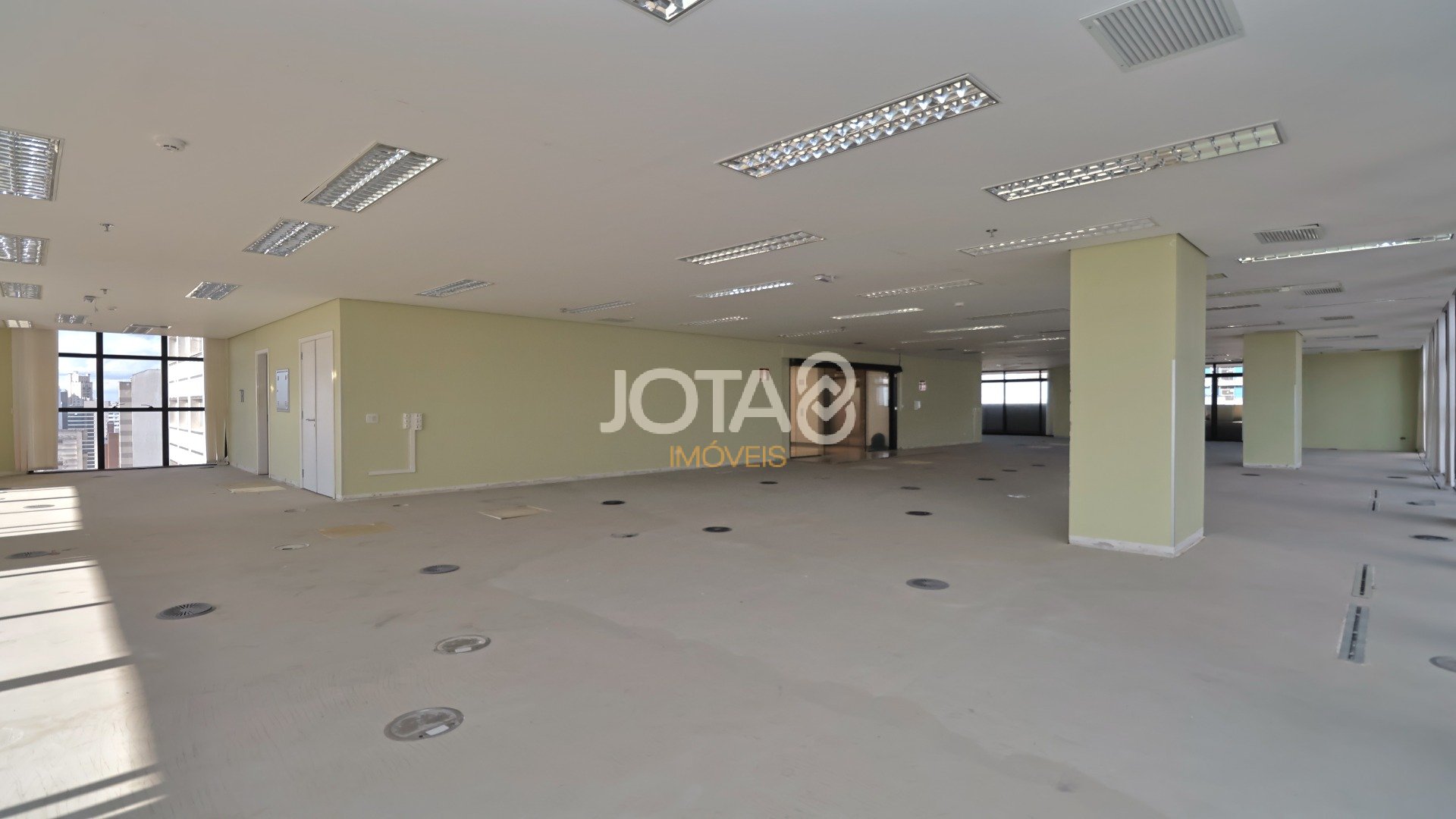SALA COMERCIAL DE 173,2 M² NO CENTRO EMPRESARIAL NA AV JOÃO GUALBERTO