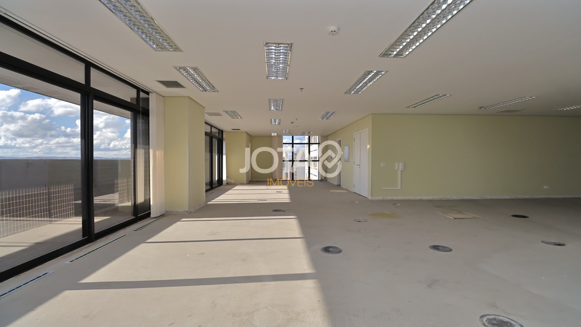 SALA COMERCIAL DE 173,2 M² NO CENTRO EMPRESARIAL NA AV JOÃO GUALBERTO