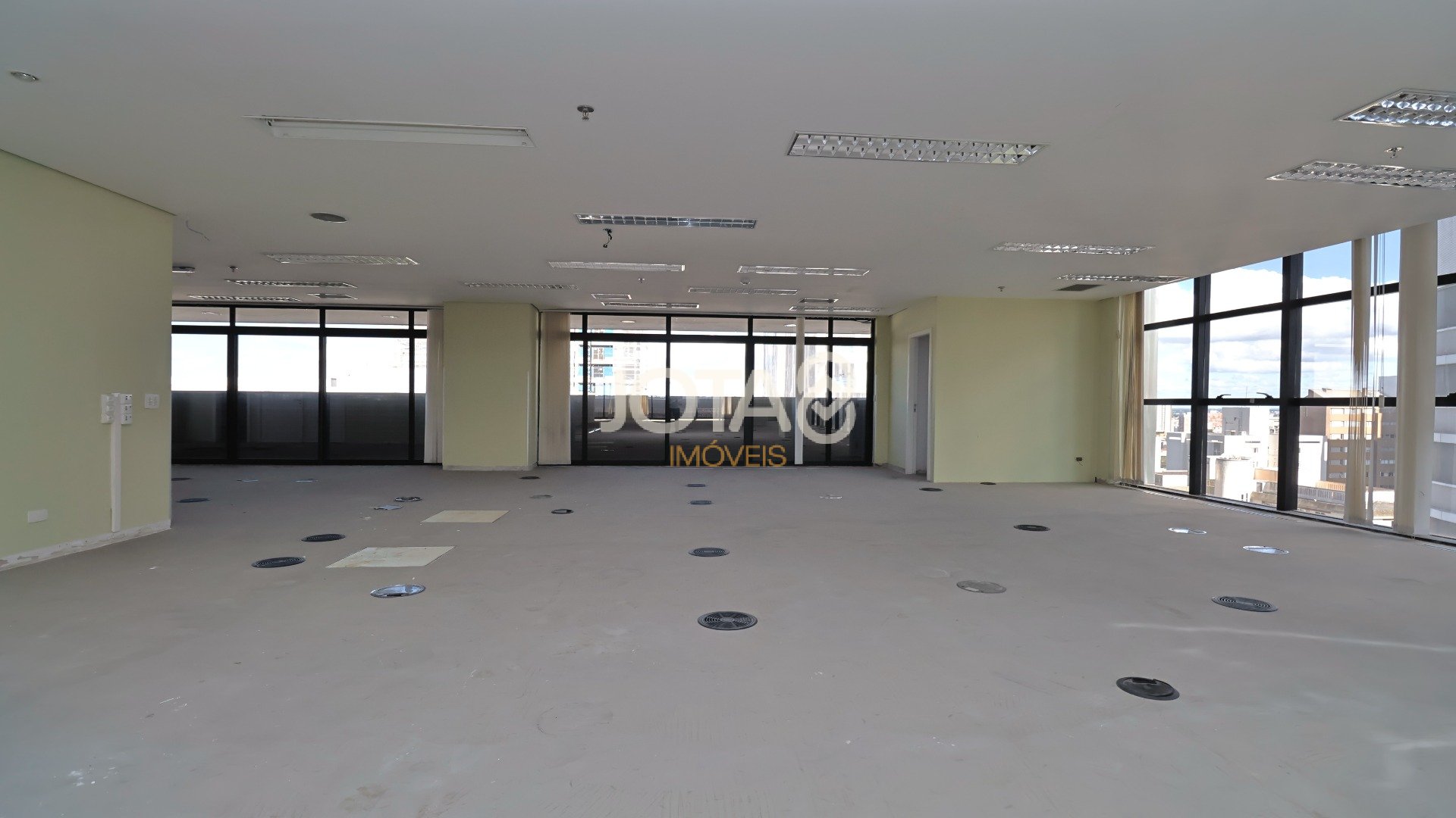 SALA COMERCIAL DE 173,2 M² NO CENTRO EMPRESARIAL NA AV JOÃO GUALBERTO