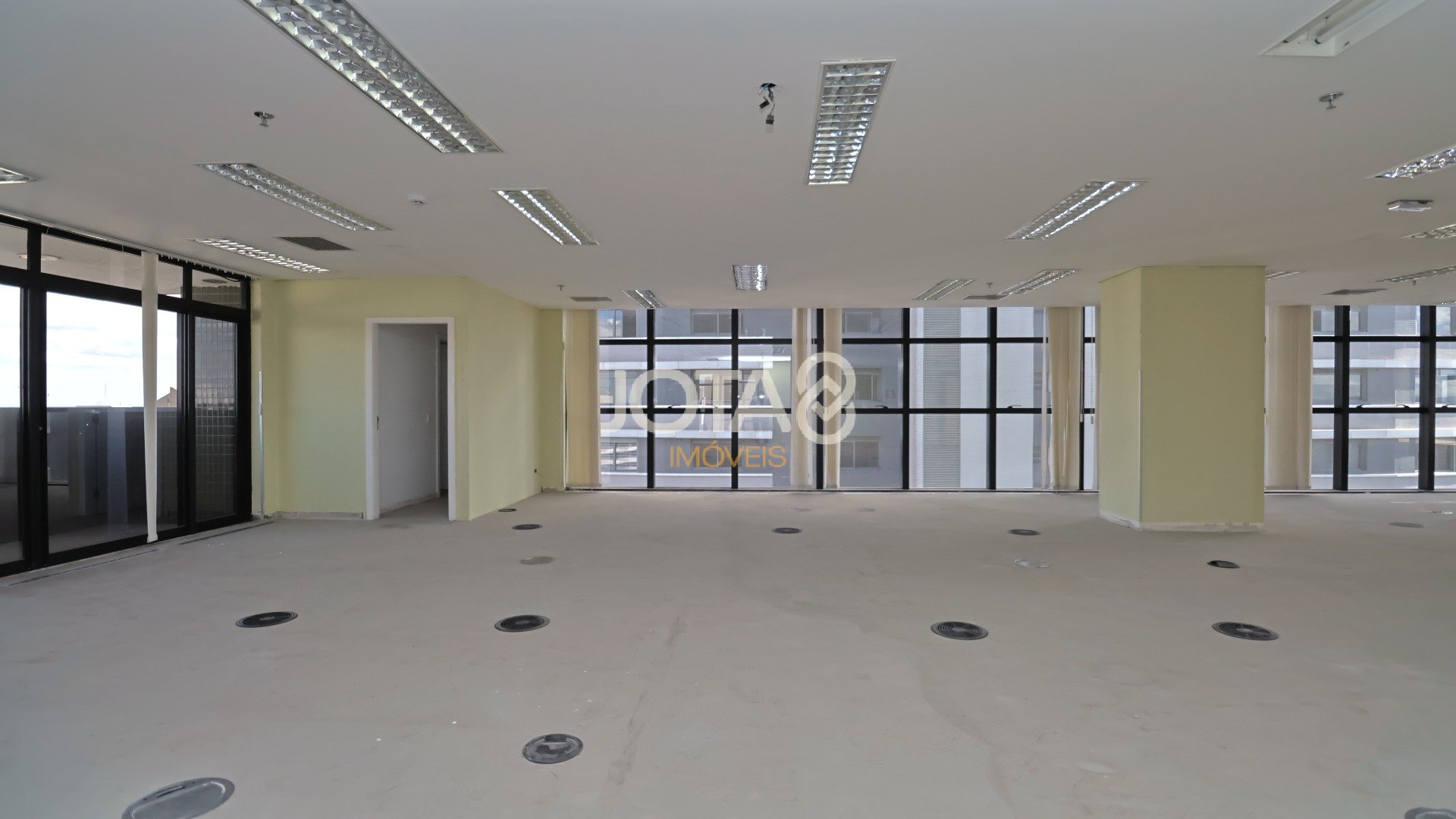 SALA COMERCIAL DE 173,2 M² NO CENTRO EMPRESARIAL NA AV JOÃO GUALBERTO