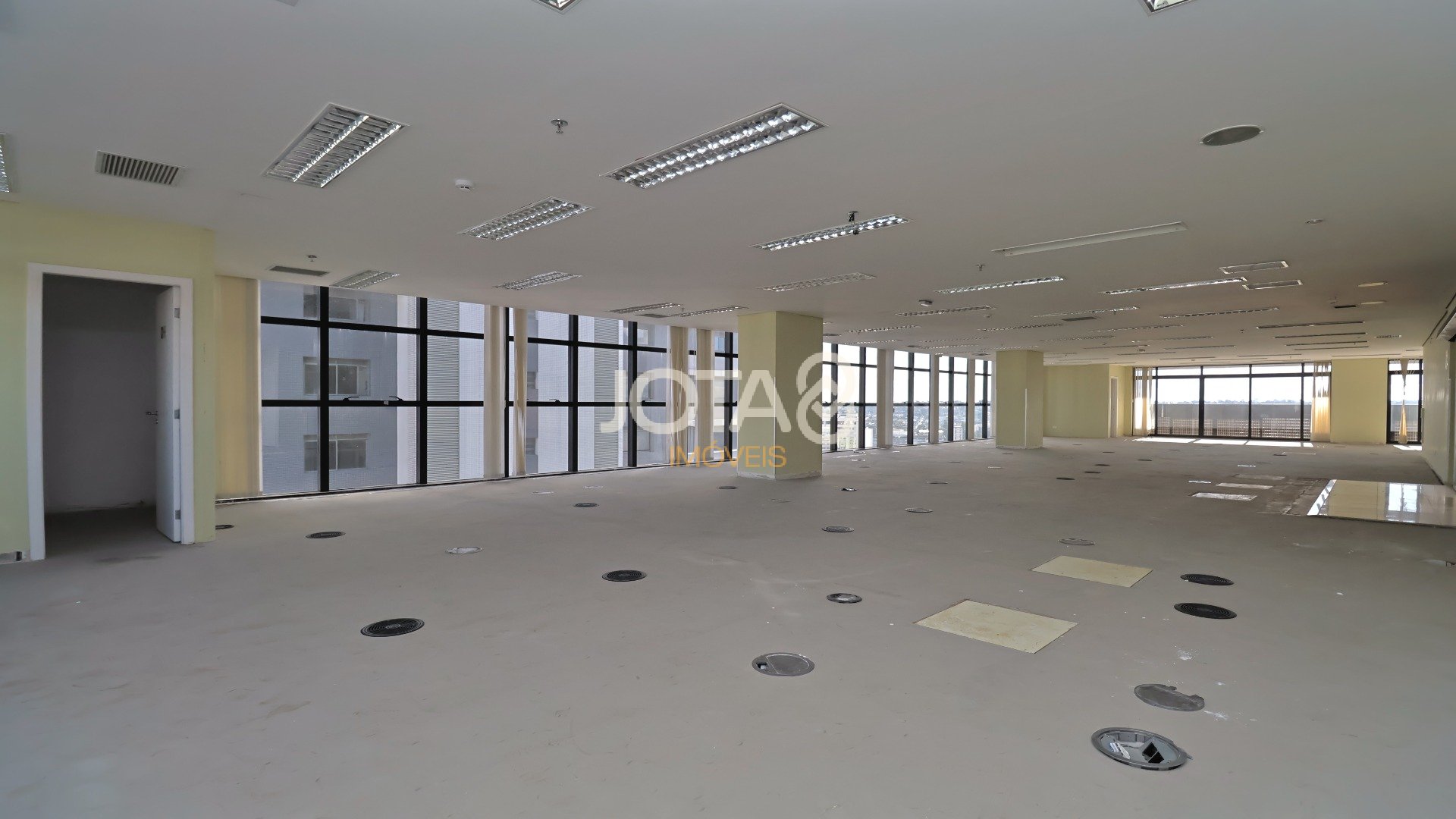 SALA COMERCIAL DE 173,2 M² NO CENTRO EMPRESARIAL NA AV JOÃO GUALBERTO