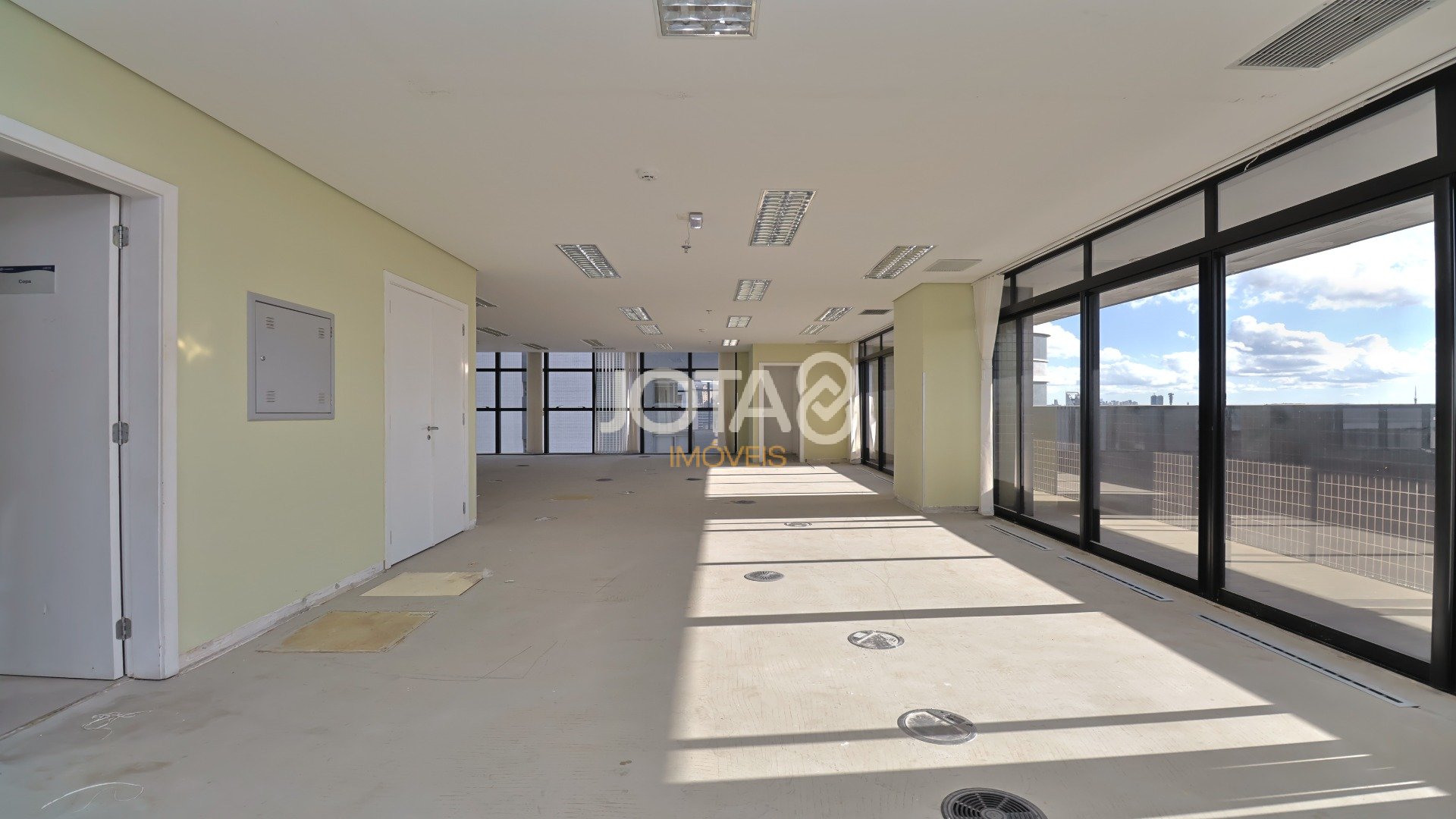 SALA COMERCIAL DE 173,2 M² NO CENTRO EMPRESARIAL NA AV JOÃO GUALBERTO