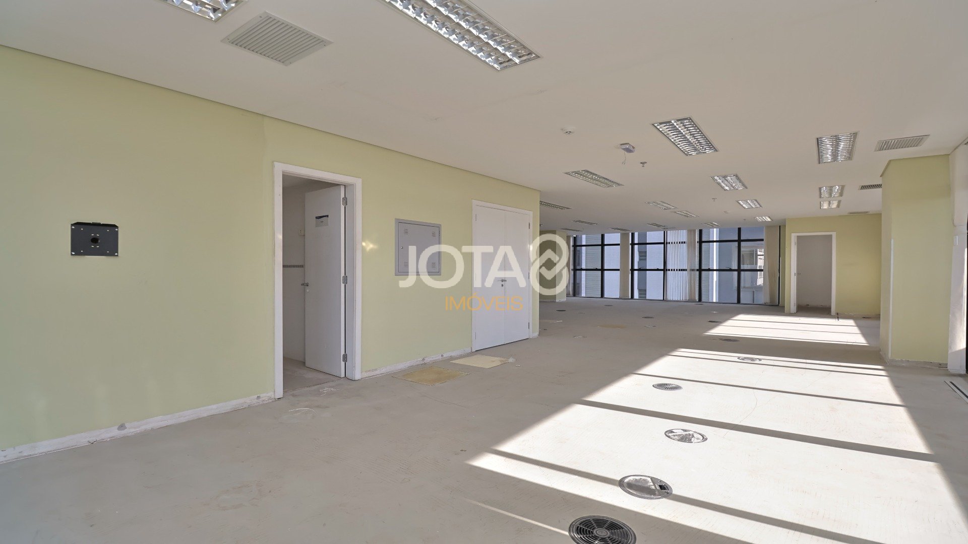 SALA COMERCIAL DE 173,2 M² NO CENTRO EMPRESARIAL NA AV JOÃO GUALBERTO