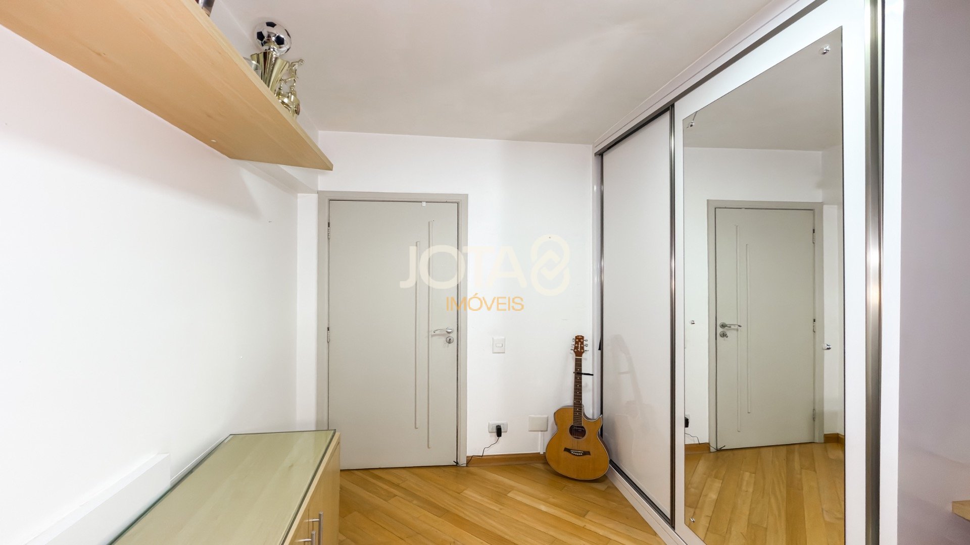APARTAMENTO 2 QUARTOS NO BATEL