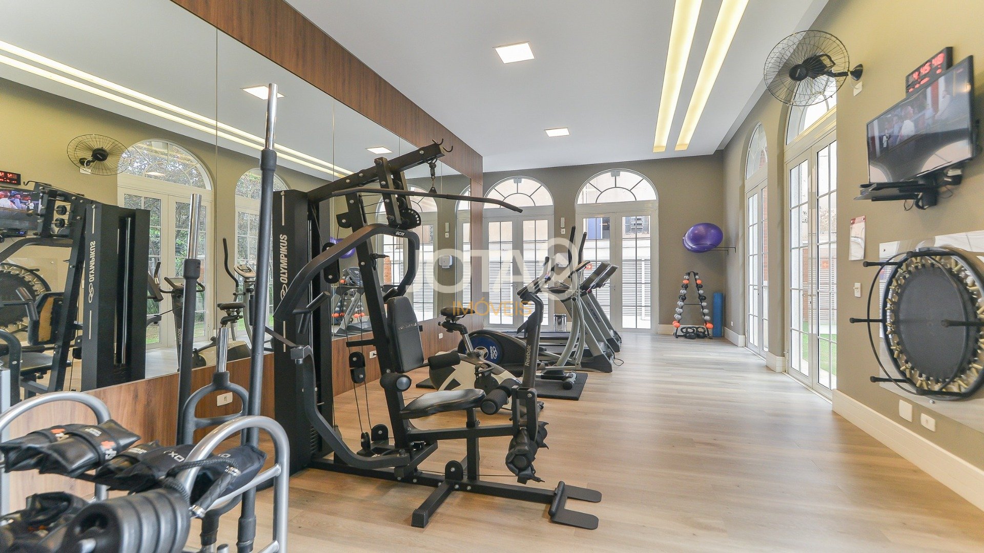 LINDO APARTAMENTO NO EDIFÍCIO ENGLAND NAS MERCÊS