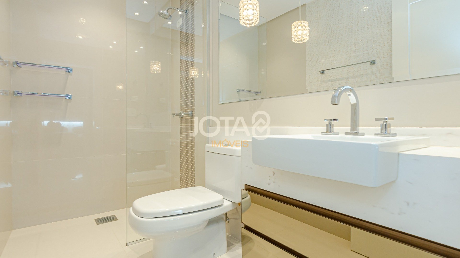 LINDO APARTAMENTO NO EDIFÍCIO ENGLAND NAS MERCÊS