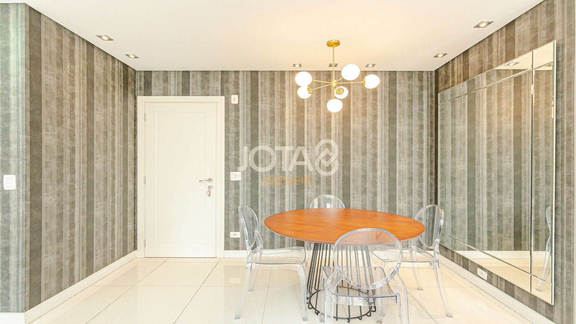 LINDO APARTAMENTO NO EDIFÍCIO ENGLAND NAS MERCÊS