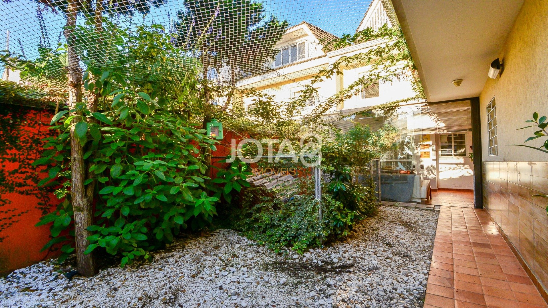 SOBRADO 4 QUARTOS COM 211M2 + 83M2 DE TERRENO LIVRE