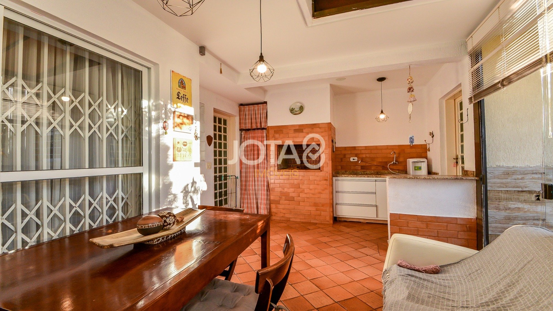 SOBRADO 4 QUARTOS COM 211M2 + 83M2 DE TERRENO LIVRE