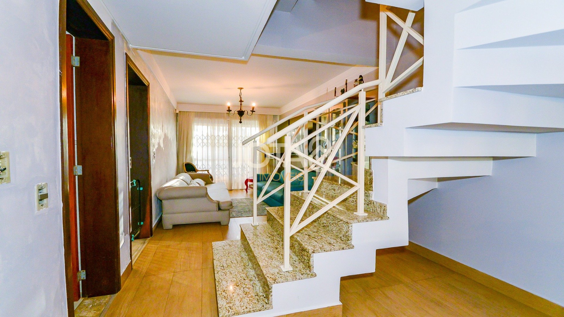 SOBRADO 4 QUARTOS COM 211M2 + 83M2 DE TERRENO LIVRE