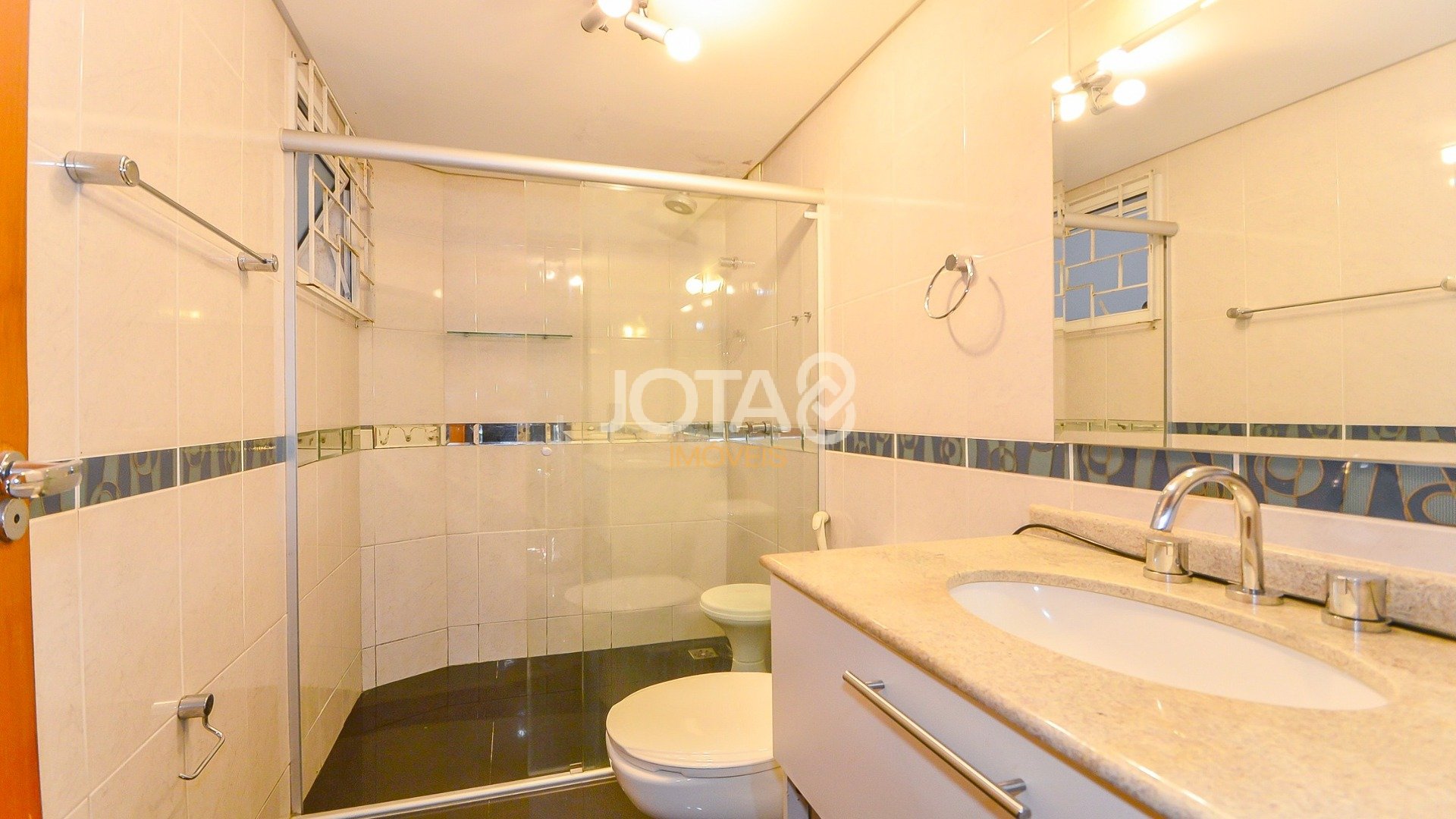 SOBRADO 4 QUARTOS COM 211M2 + 83M2 DE TERRENO LIVRE