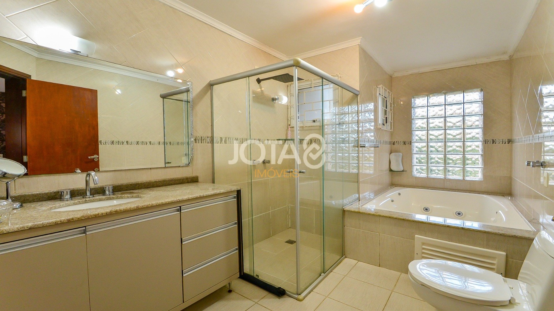 SOBRADO 4 QUARTOS COM 211M2 + 83M2 DE TERRENO LIVRE