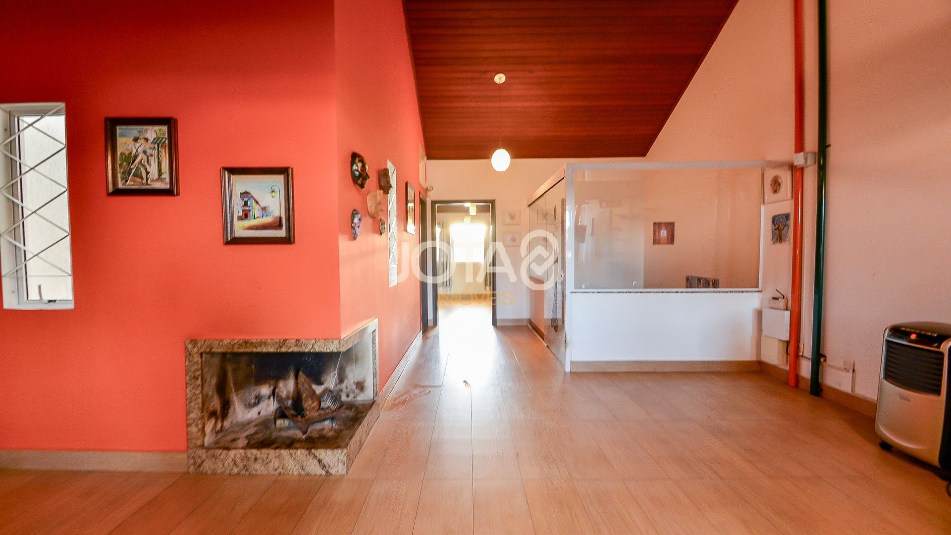 SOBRADO 4 QUARTOS COM 211M2 + 83M2 DE TERRENO LIVRE