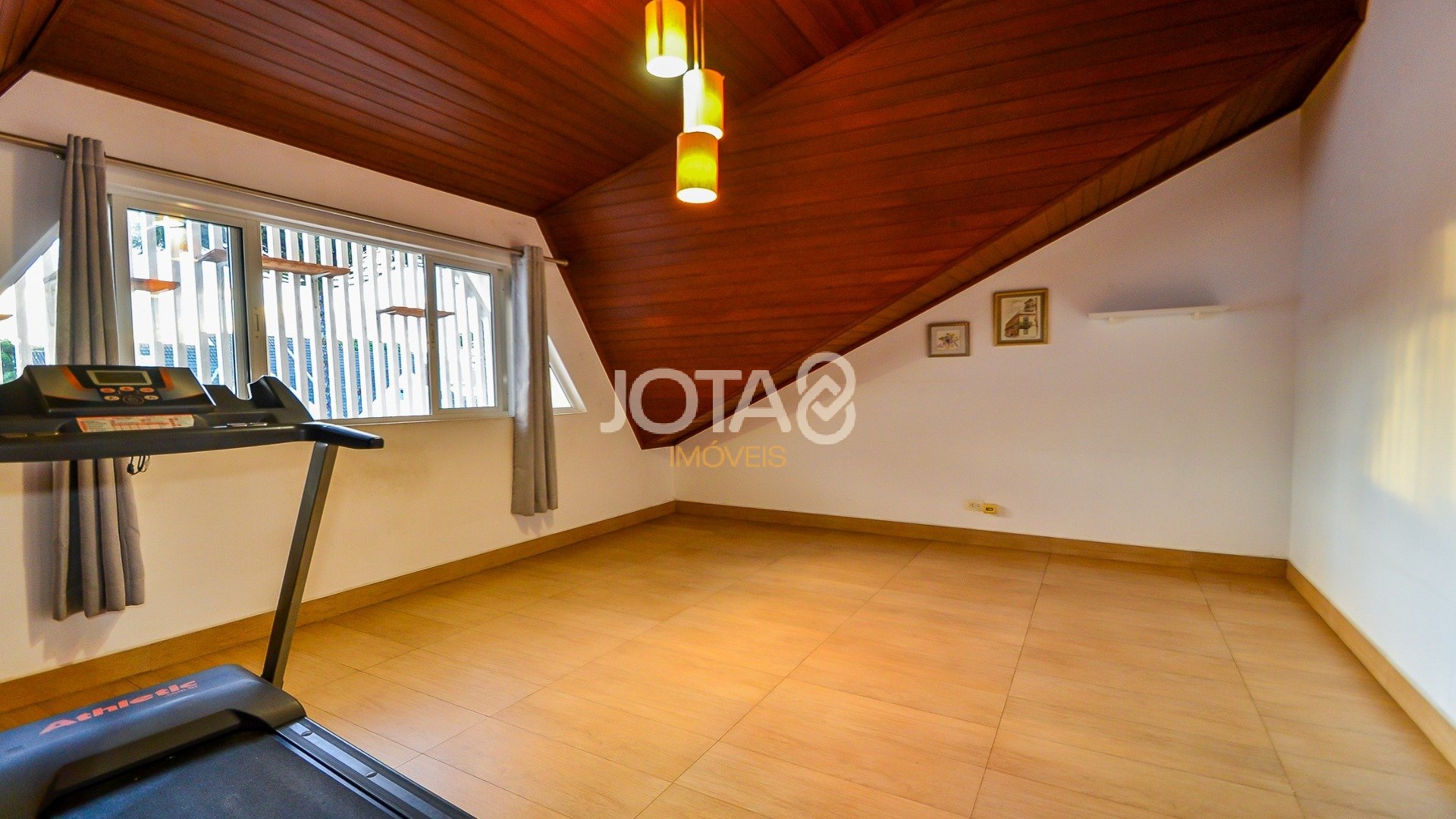 SOBRADO 4 QUARTOS COM 211M2 + 83M2 DE TERRENO LIVRE
