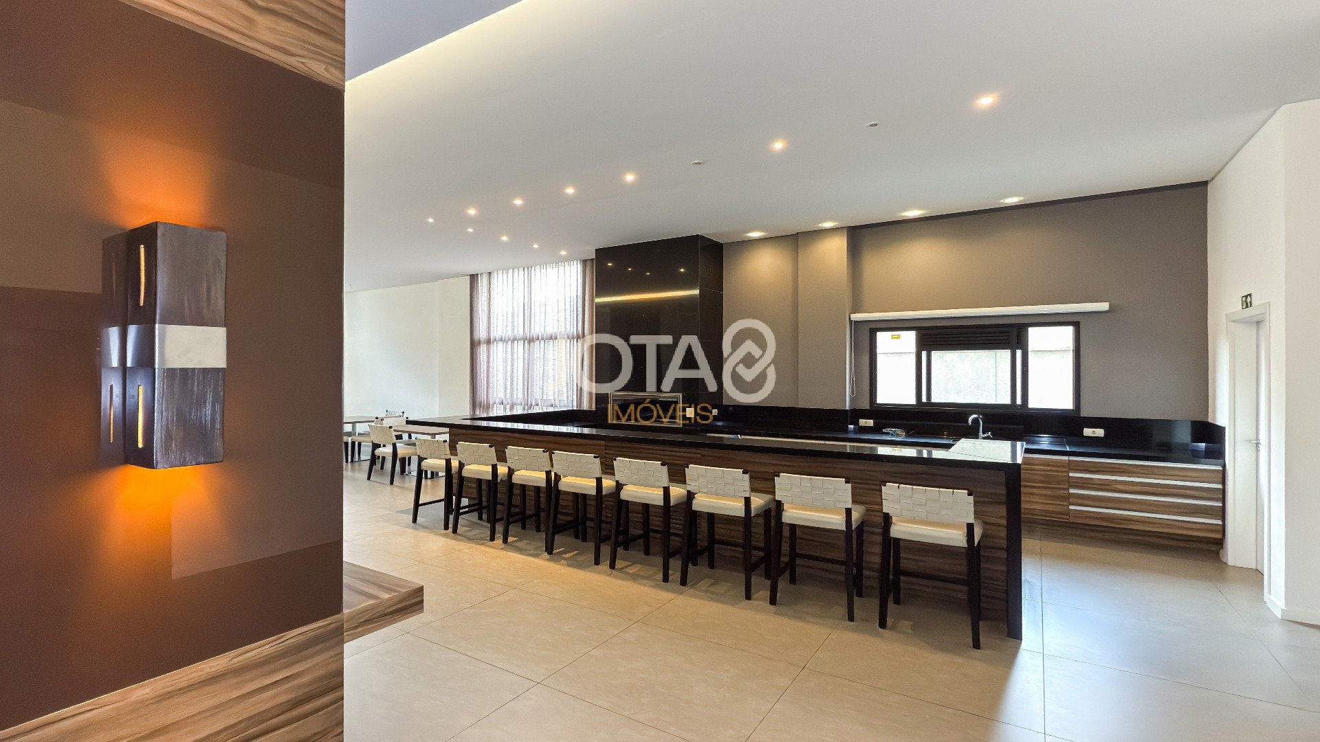 APARTAMENTO 2 SUÍTES E 2 VAGAS NO MERCÊS