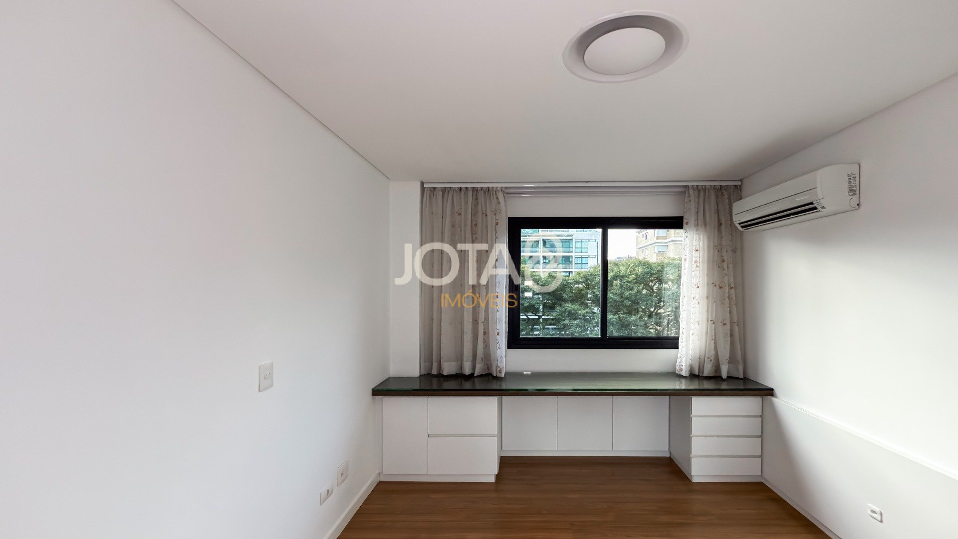 APARTAMENTO 2 SUÍTES E 2 VAGAS NO MERCÊS