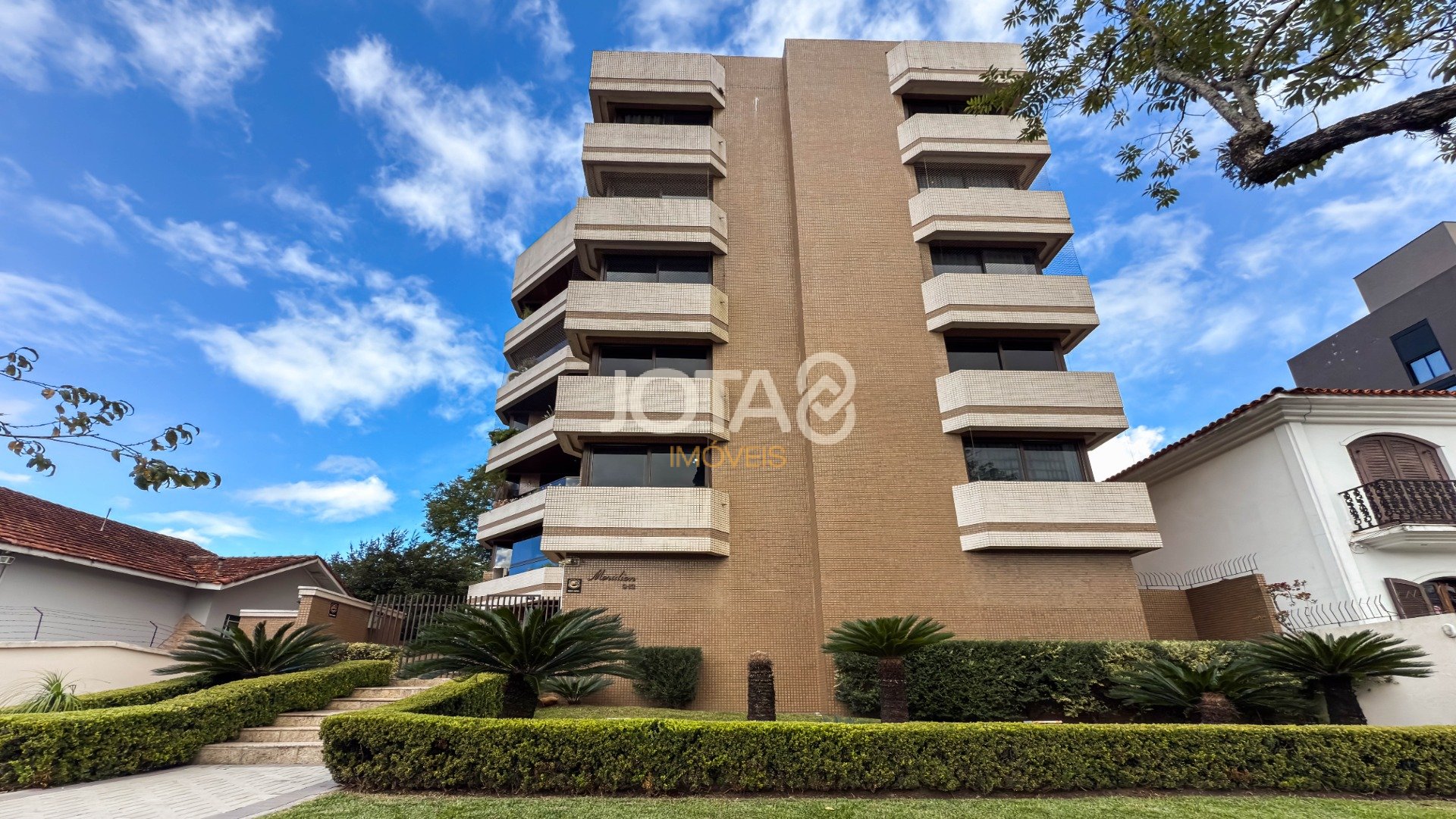 CONFORTO, SILÊNCIO E MUITO SOL: 156 M² ENTRE MERCÊS E BIGORRILHO