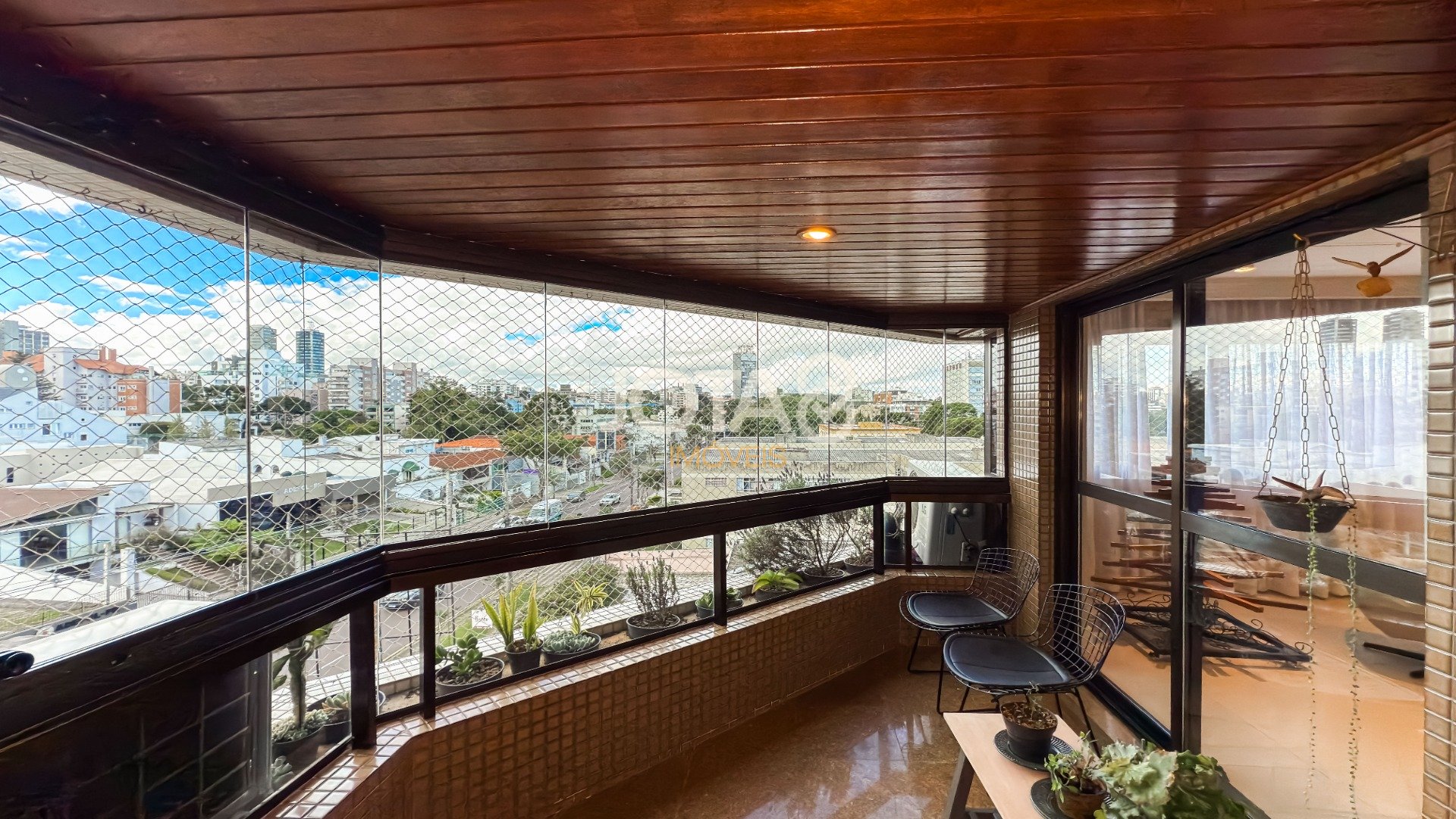 CONFORTO, SILÊNCIO E MUITO SOL: 156 M² ENTRE MERCÊS E BIGORRILHO