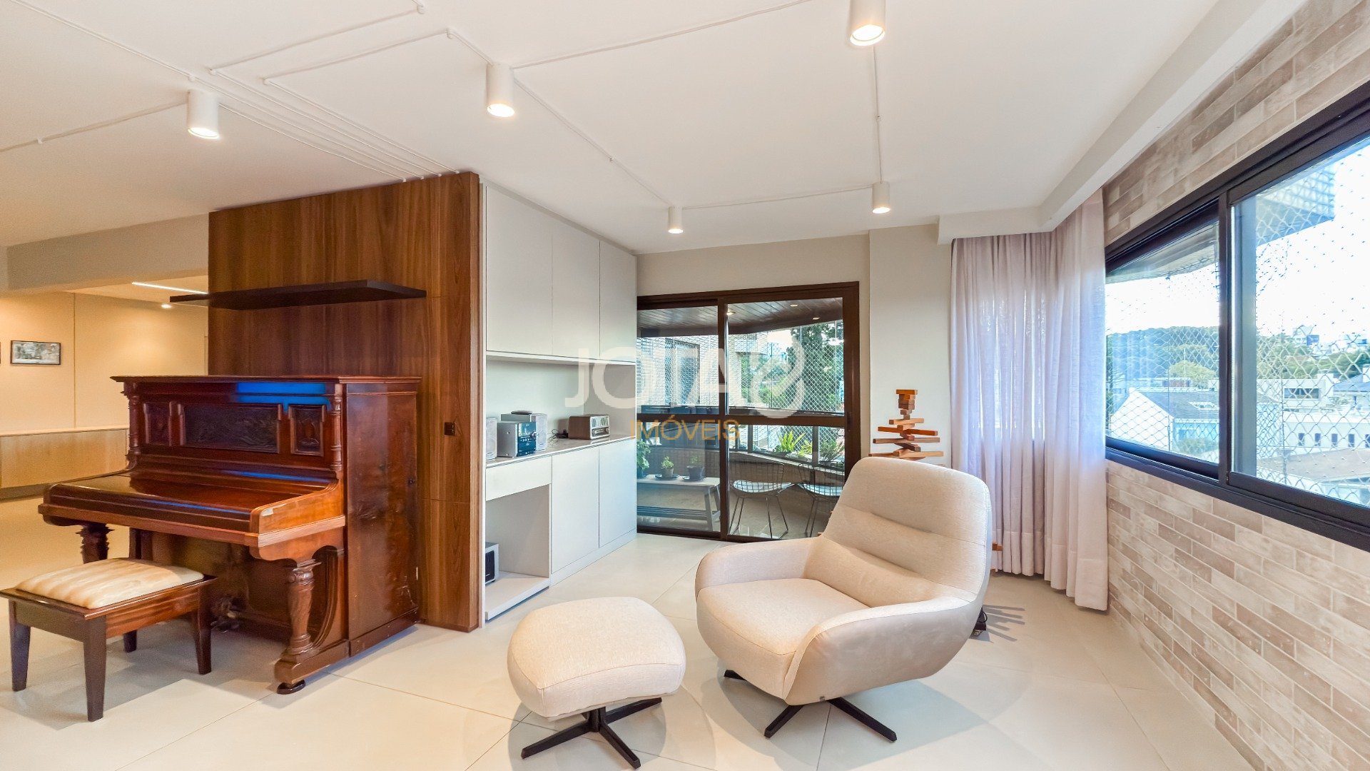 CONFORTO, SILÊNCIO E MUITO SOL: 156 M² ENTRE MERCÊS E BIGORRILHO