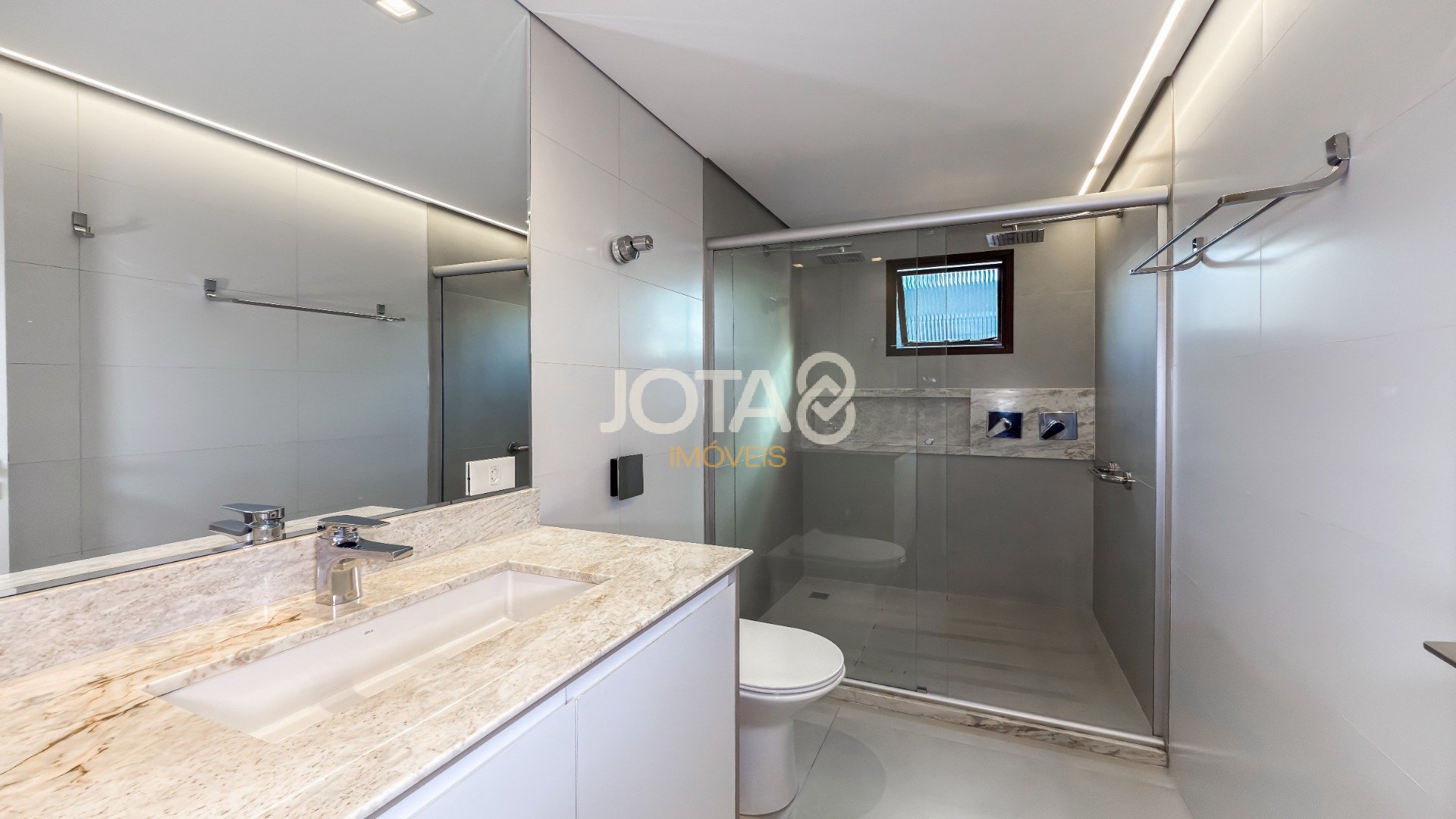 CONFORTO, SILÊNCIO E MUITO SOL: 156 M² ENTRE MERCÊS E BIGORRILHO